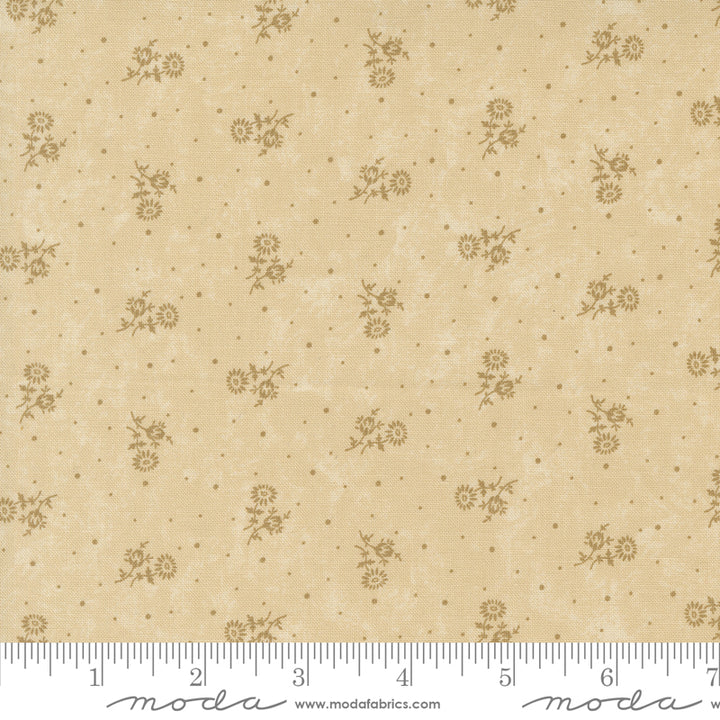 Kansas Troubles Quilters - Blackbird's Nest Thistle Tan Tonal puuvillakangas, jossa vaalea kukkakuvioita ja pieniä pilkkuja beesin pohjalla.