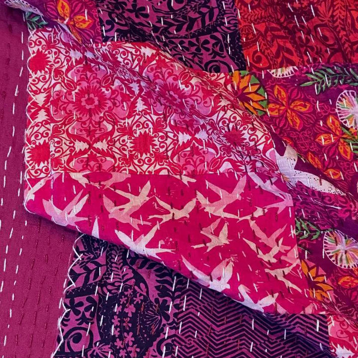 Valori Wells Kantha Cloth Enchanted Pomegranate -kangas, käsintikattu puuvillakangas granaattiomena-kuvioinen tilkkutyö