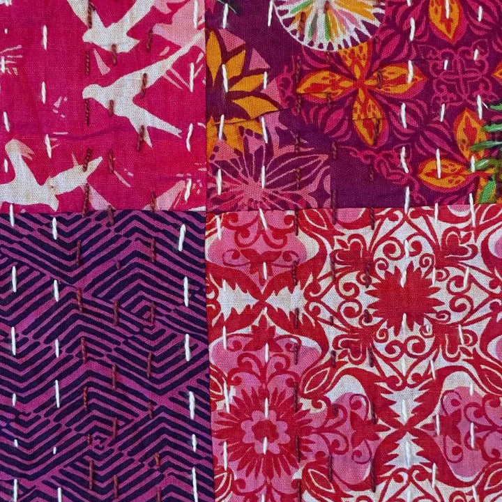 Valori Wells Kantha Cloth Enchanted Pomegranate -kangas, käsintikattu puuvillakangas granaattiomena-kuvioinen tilkkutyö