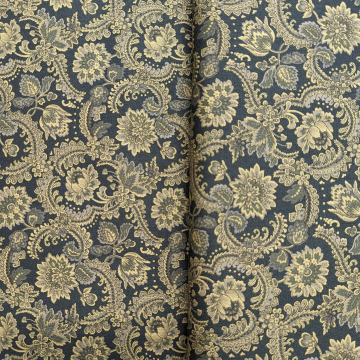 Kim Diehlin Harvest Hill kokoelmasta Pine Green Foulard 9913-66 puuvillakangas, klassiset kukkakuviot tummanvihreällä taustalla, täydellinen tilkkutöihin ja ompeluprojekteihin.