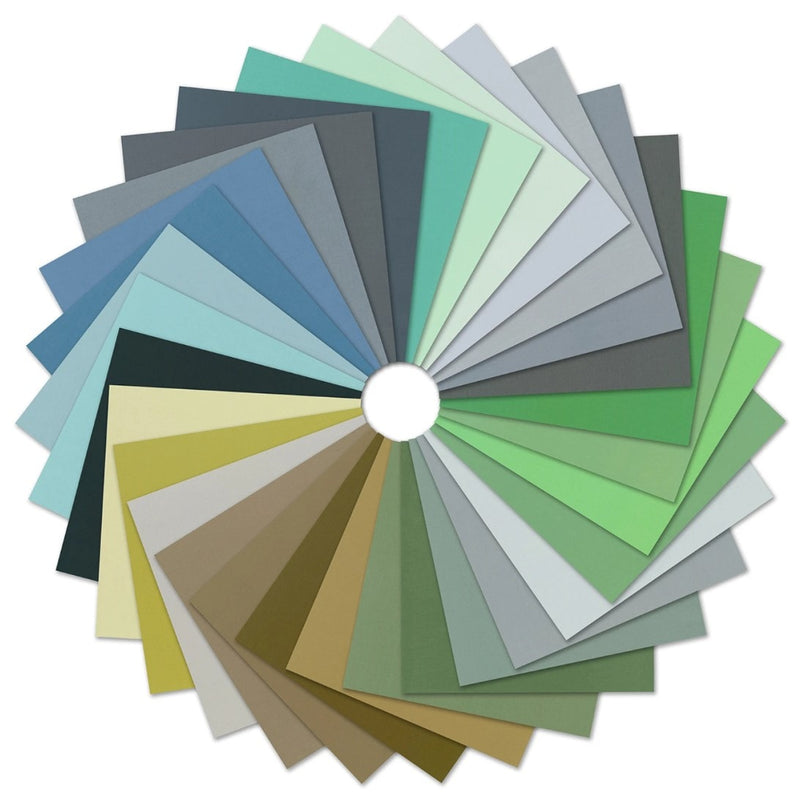 Kona Cotton Solids Aquamarine -charm pack viuhkaksi levitettynä: turkoosin, mintunvihreän, salvian, harmaan, siniharmaan ja oliivin sävyjä