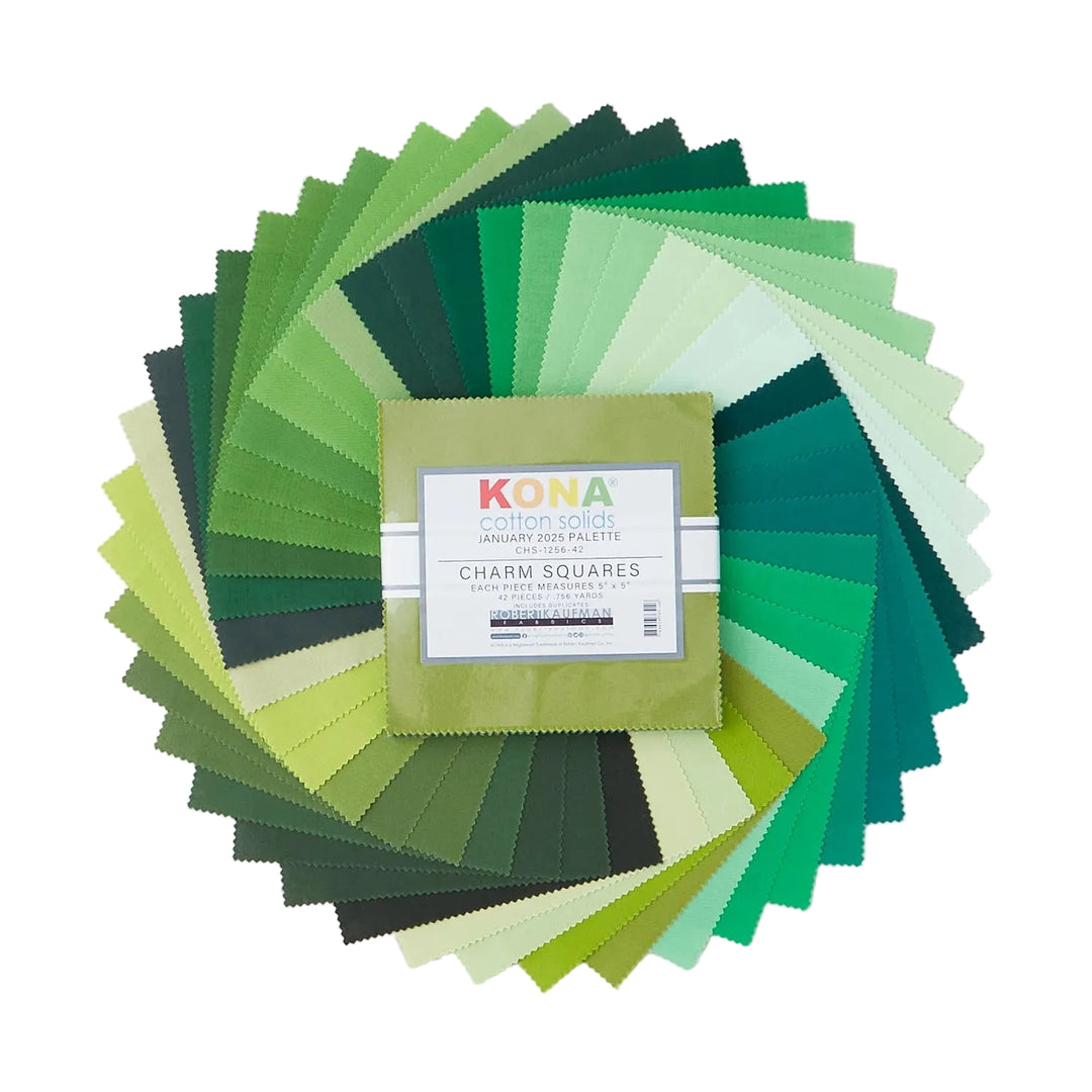 Kona Cotton Solids January Palette charm pack, 42 vihreän sävyistä kangasneliötä viuhkana