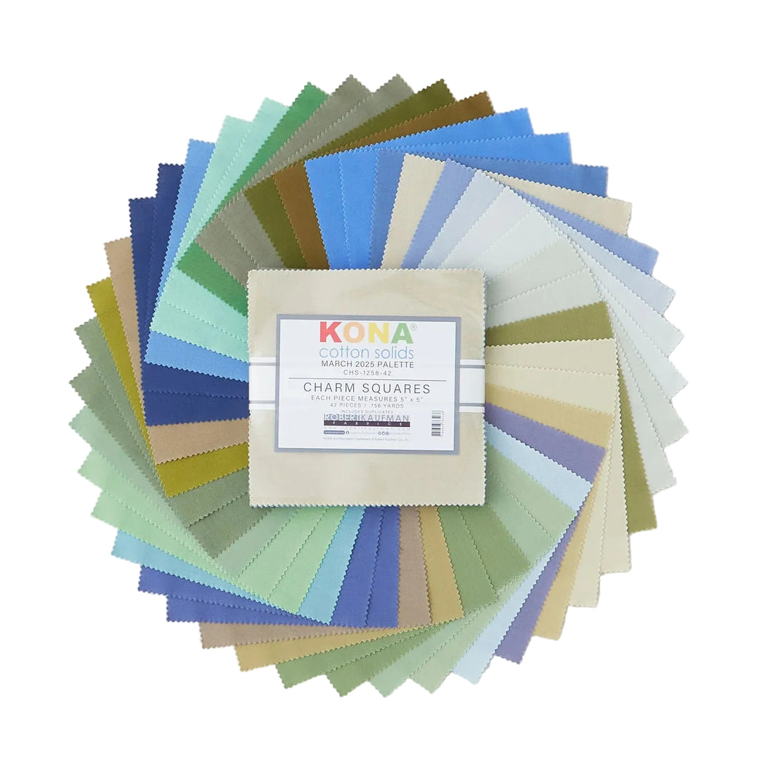 Kona Cotton Solids March Palette charm pack, 42 salivanvihreän, sinisen ja hiekan sävyistä kangasneliötä viuhkana
