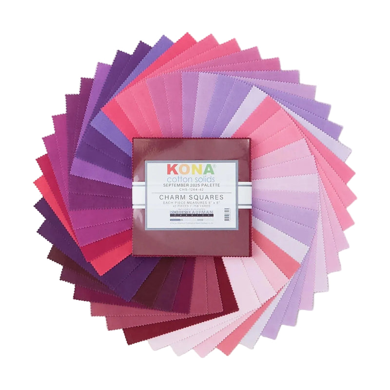 Kona Cotton Solids September Palette charm pack, 42 lilan, vaaleanpunaisen ja burgundin sävyistä kangasneliötä viuhkana