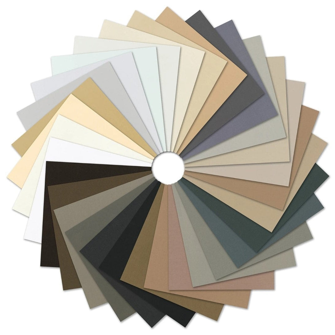 Kona Cotton Solids Tahitian Pearl -charm pack viuhkaksi levitettynä: luonnonvalkoisen, beigen, taupen, harmaan, ruskean ja utuisen vihreän sävyjä