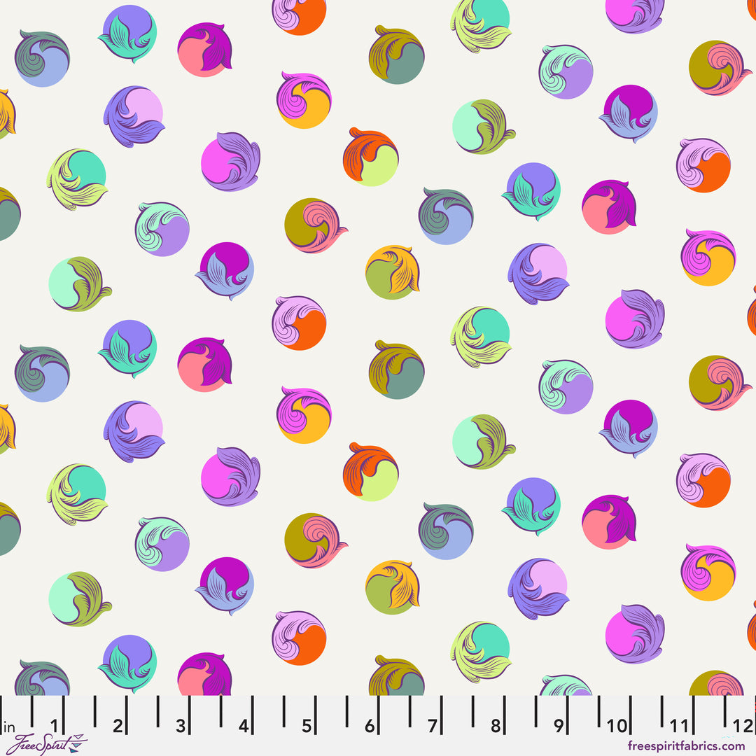 Tula Pink Legendary Gumdrop Pearl PWTP286, luonnonvalkoinen kangas värikkäillä pyöreillä karkkimotiiveilla