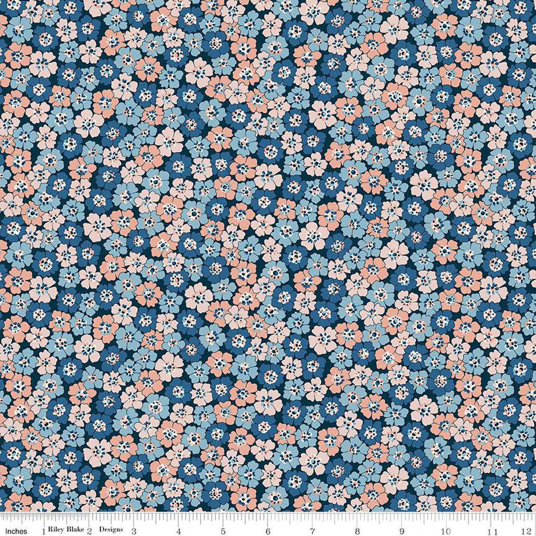 Puuvillakangas, jossa on Liberty Londonin Denim Florals -kokoelman Spring Flourish -kuosi. Kangas on koristeltu pienillä persikansäyisellä ja sinisellä kukilla.