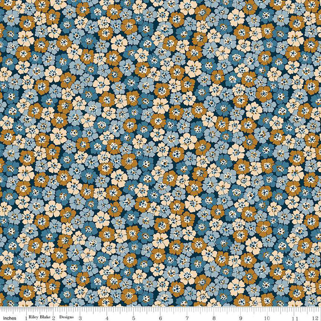 Puuvillakangas, jossa on Liberty Londonin Denim Florals -kokoelman Spring Flourish -kuosi. Kangas on koristeltu pienillä kullanruskealla ja sinisellä kukilla.