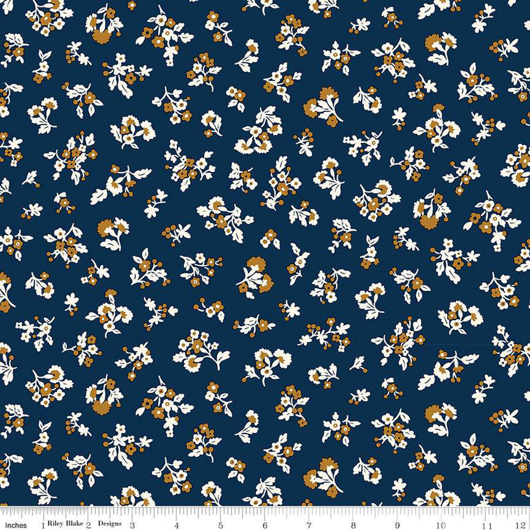 Tummansininenpohjainen puuvillakangas, jossa on Liberty Londonin Denim Florals -kokoelman Tumbling Blooms -kuosi. Kangas on koristeltu valkoisella ja beigen sävyisillä pienillä kukkakuvioilla.