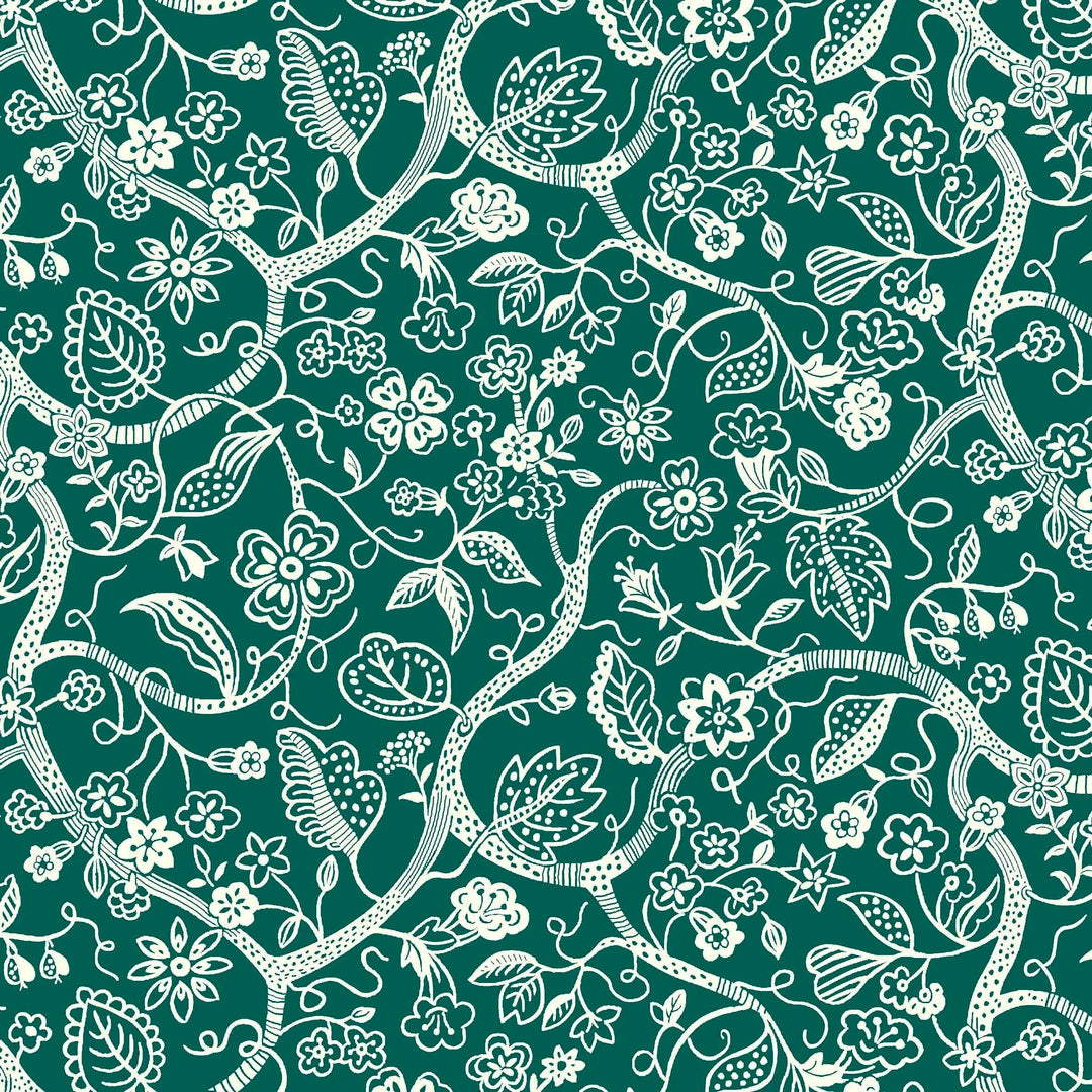 Puuvillakangas, jossa on Liberty Londonin Tree of Life -kokoelman Budding Branches Forest Green -kuosi. Kangas on koristeltu valkoisella kukillä, tummanvihreällä pohjalla.
