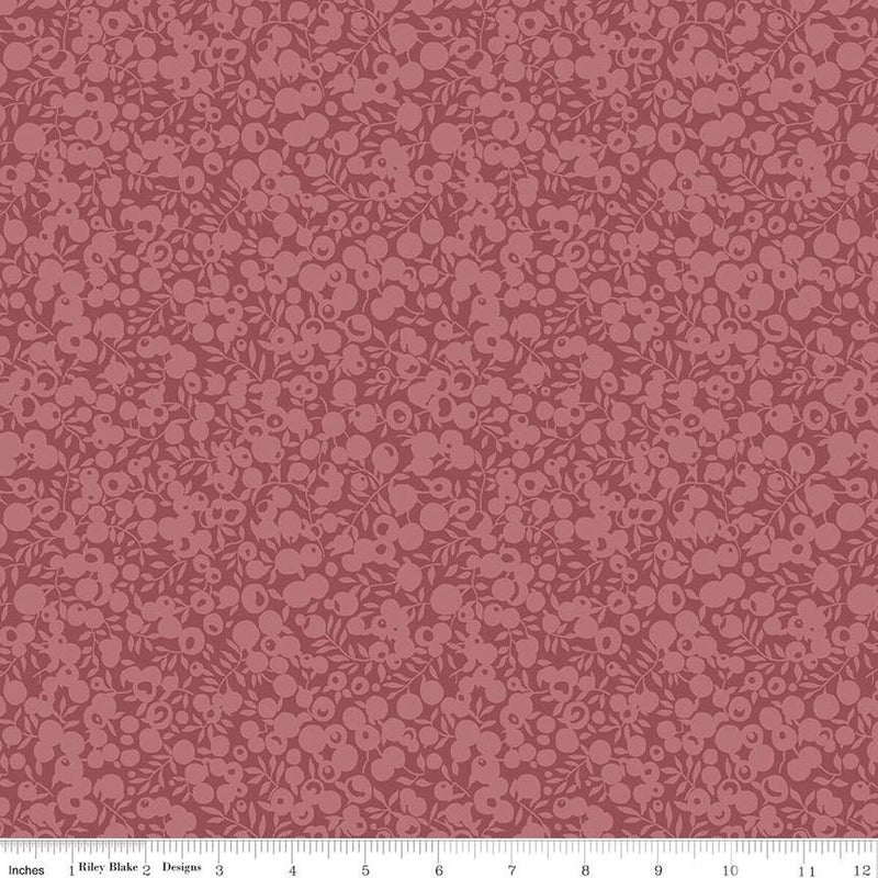 Liberty Wiltshire Shadow Rhododendron puuvillakangas, vaaleanpunaisen sävyinen marja- ja lehtikuosi.