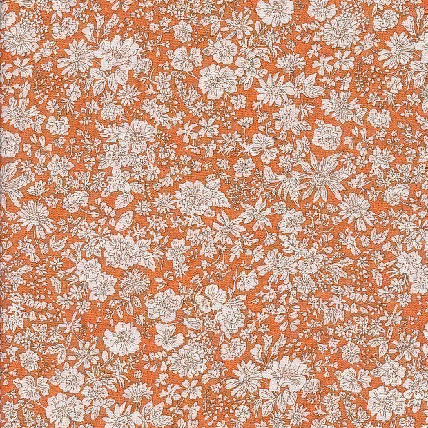 Oranssi Liberty Emily Belle Tangerine -puuvillakangas, jossa valkoisia kukka-aiheisia ääriviivapiirroksia.