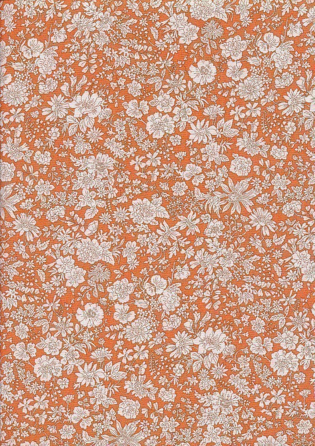 Oranssi Liberty Emily Belle Tangerine -puuvillakangas, jossa valkoisia kukka-aiheisia ääriviivapiirroksia.