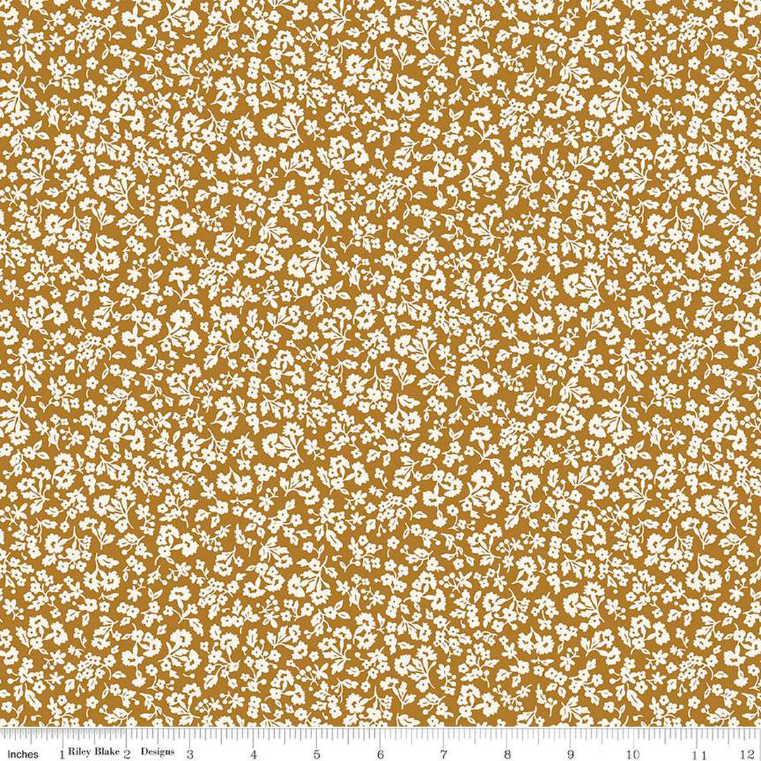Liberty London Denim Florals Dainty Meadow A -kuvioinen puuvillakangas, jossa on valkoisia kukkakuvioita kullanruskealla taustalla. Täydellinen tilkkutöihin, vaatteisiin ja muihin käsitöihin.
