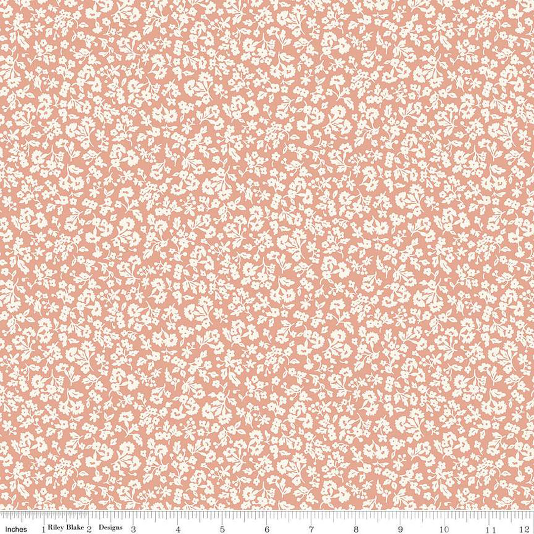 Liberty London Denim Florals Dainty Meadow B -kuvioinen puuvillakangas, jossa on valkoisia kukkakuvioita persikkalla taustalla. Täydellinen tilkkutöihin, vaatteisiin ja muihin käsitöihin.