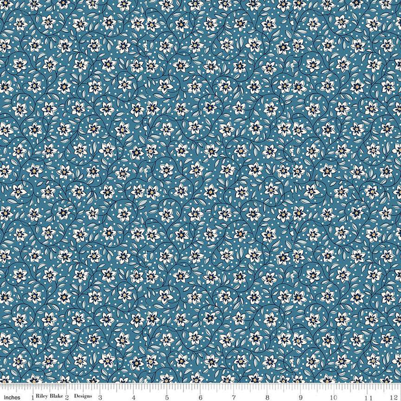Liberty London Denim Florals, Lily Traii -kukkakuvioinen puuvillakangas, jossa on valkoisia kukkakuvioita sinisellä taustalla. Täydellinen tilkkutöihin, vaatteisiin ja muihin käsitöihin.