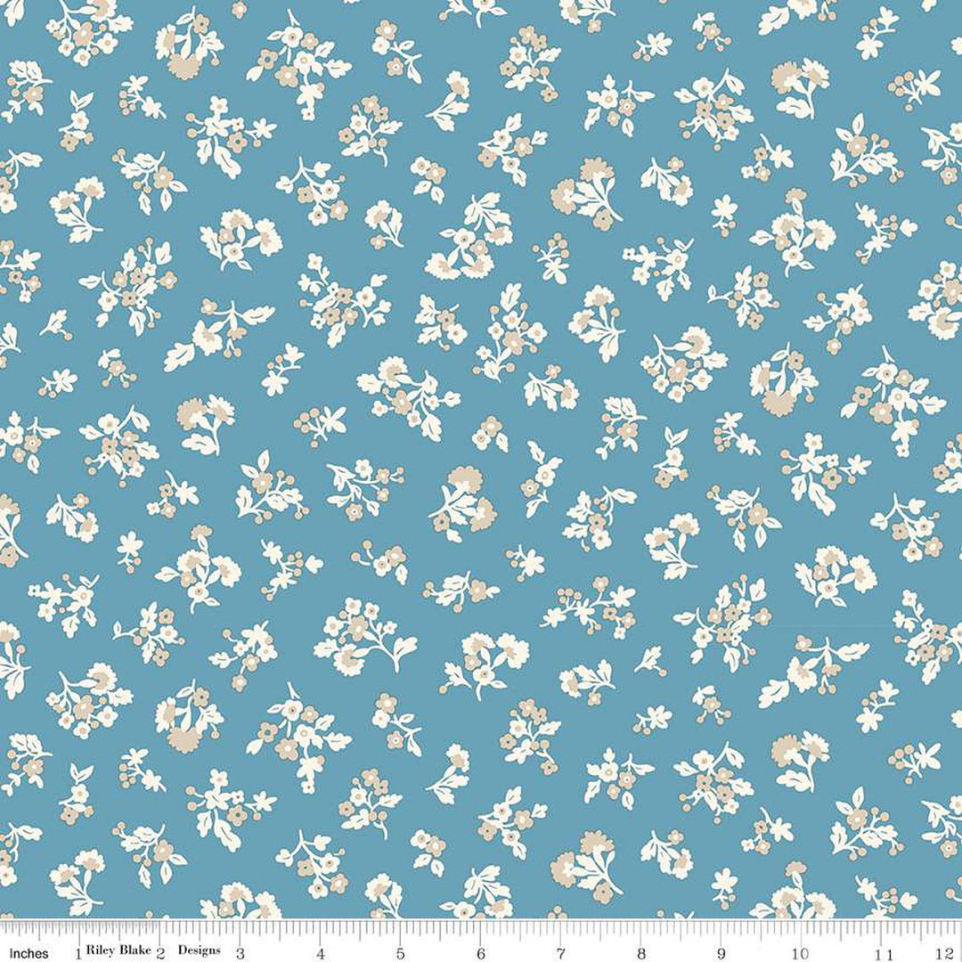 Vaaleansininenpohjainen puuvillakangas, jossa on Liberty Londonin Denim Florals -kokoelman Tumbling Blooms -kuosi. Kangas on koristeltu vaalean sävyisillä pienillä kukkakuvioilla.