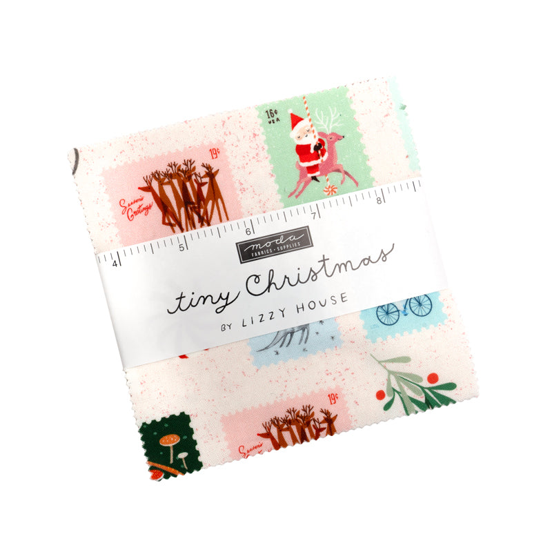 Lizzy House Tiny Christmas 5" charm pack -kangasnippu, jossa punaisia, vihreitä ja vaaleanpunaisia jouluaiheisia puuvillaneliöitä