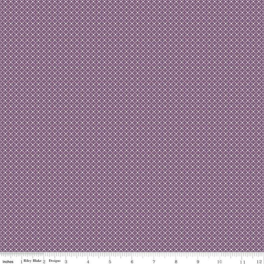 Lori Holtin Bee Dots -kokoelman Elvira Plum -puuvillakangas. Violetti pohja, täpläkuviot, sopii tilkkutöihin ja käsitöihin.