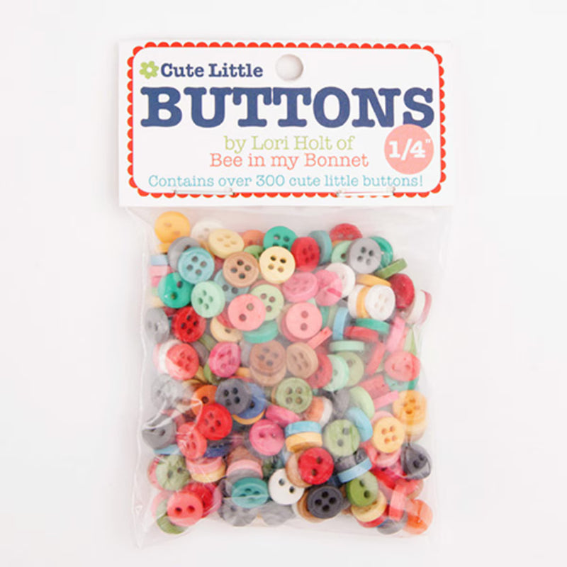 Lori Holt Cute Little Buttons 1/4" nappipussi, yli 300 värikästä pientä nappia koristeluun ja käsitöihin Lori Holtin väreissä.