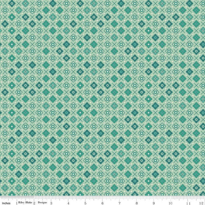 Lori Holtin Farmer's Daughter -kokoelman Flower Patch Sage -puuvillakangas. Vaaleanvihreä pohja, geometrisiä kukkakuvioita, sopii tilkkutöihin ja käsitöihin.