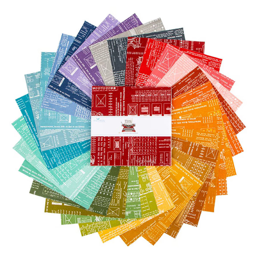 Lori Holt Type/ography A Layer Cake -kangasnippu, 42 esileikattua 10 tuuman neliötä typografisissa kuoseissa.