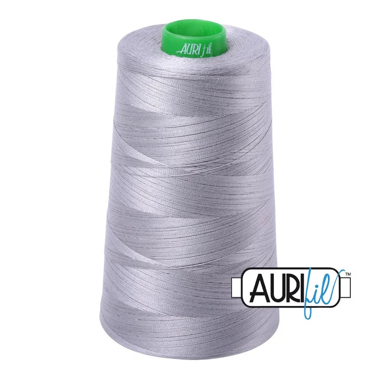 Aurifil Cone 40wt 2606 Mist vaaleanharmaa 100 % puuvilla ompelulanka 4700 m kartiossa