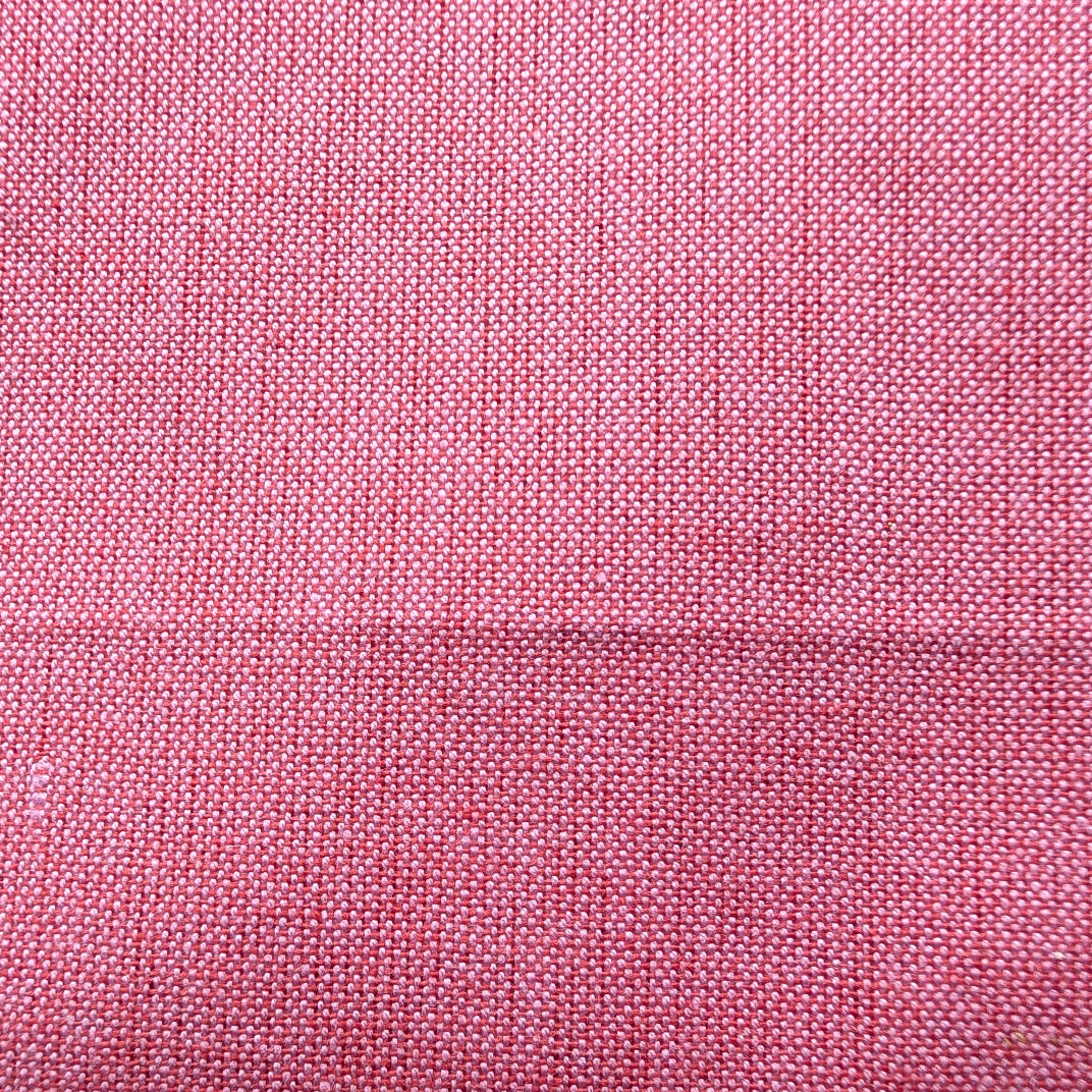 Moda Crossweave Pink Red kudottu puuvillakangas – teksturinen pinta lähikuvassa