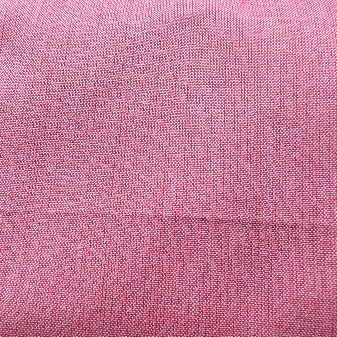 Moda Crossweave Pink Red kudottu puuvillakangas – teksturinen pinta lähikuvassa