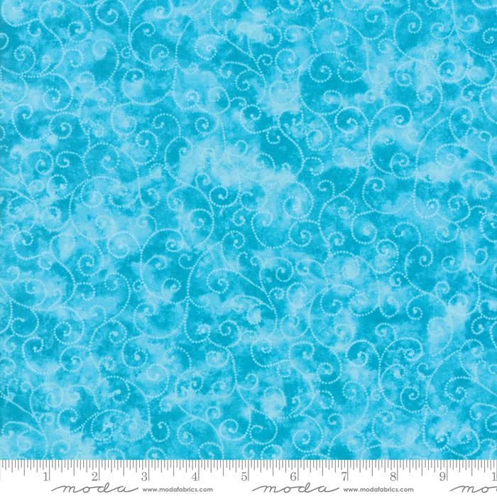 Vaaleanturkoosi Moda Marble Swirls Robins Egg 9908-38 puuvillakangas, jossa valkoisia kiemuroita ja marmoroitu tausta.