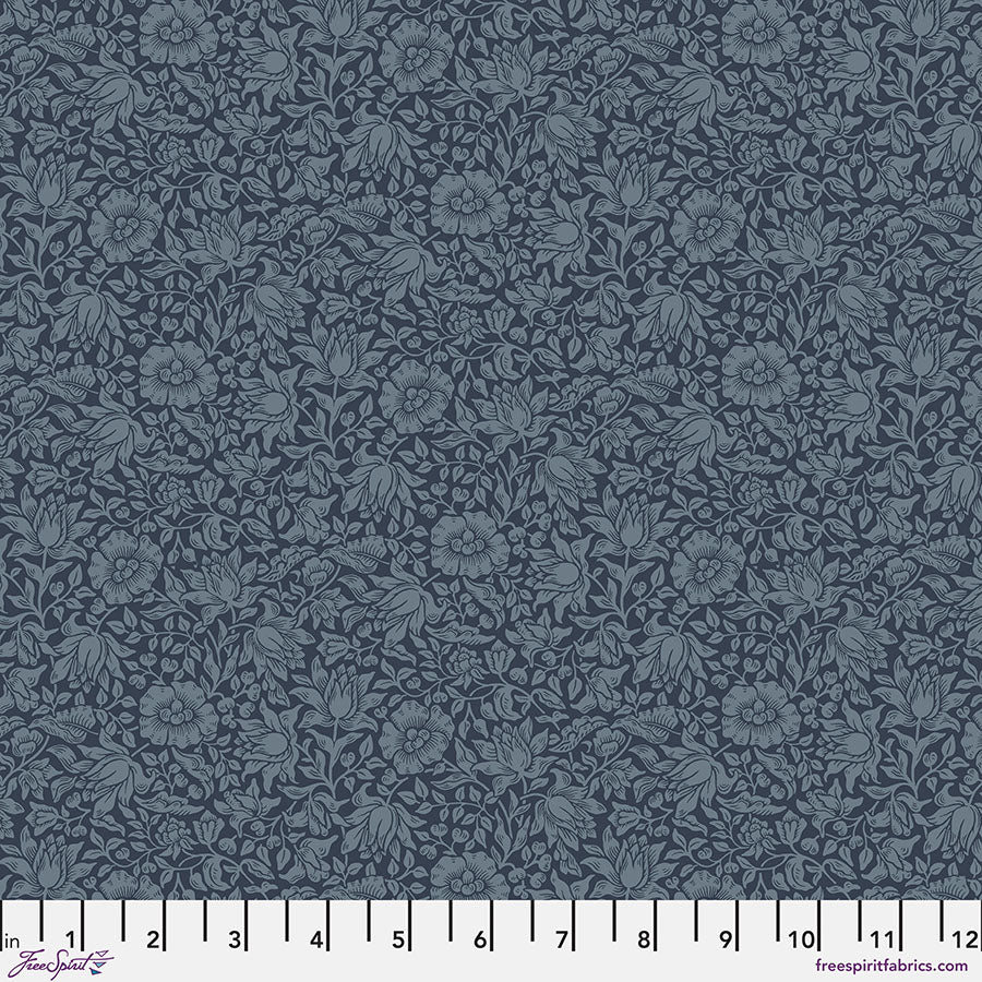 Original Morrs&Co.n suunnittelema Buttermere kokoelman Mallow Navy, sininen kukkia tummansinisella pohjalla