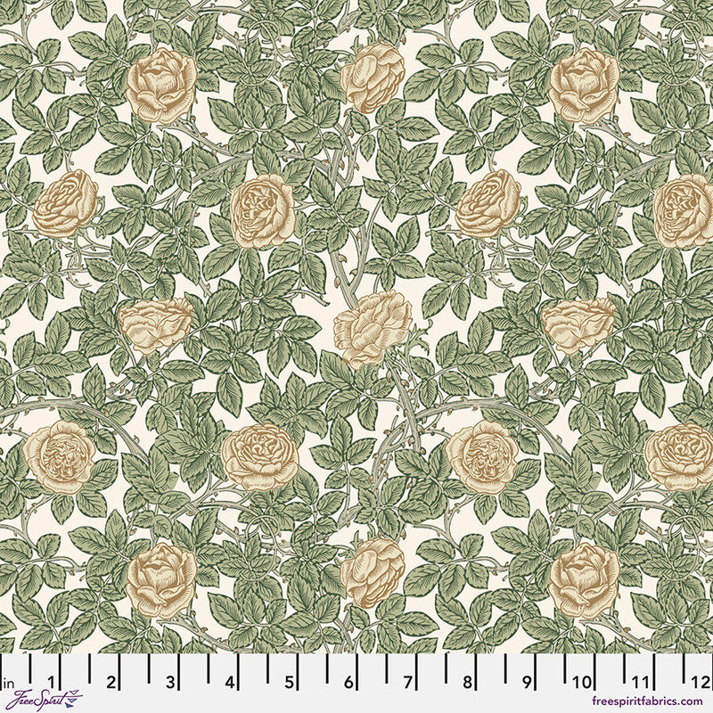 Emery Walker's House - Rambling Rose Leafy puuvillakangas vaalealla taustalla ja ruusukuvioinnilla.