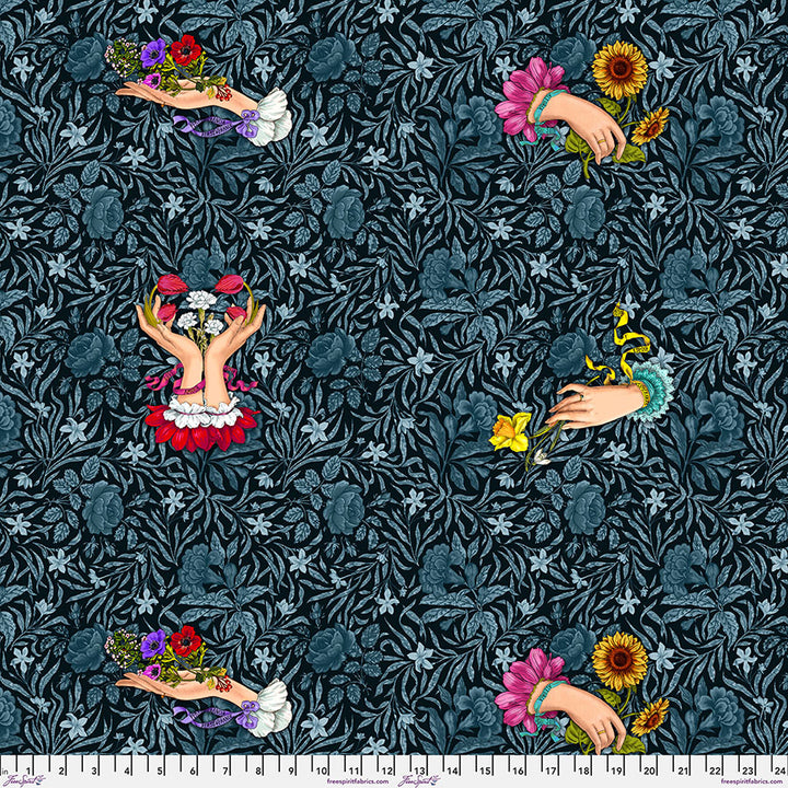 Say It with Flowers Noir-puuvillakangas, Language of Flowers -kokoelmasta, suunnittelija Odile Bailloeul, Free Spirit Fabrics, romanttinen kukkakuvio mustalla pohjalla.
