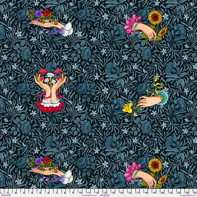Say It with Flowers Noir-puuvillakangas, Language of Flowers -kokoelmasta, suunnittelija Odile Bailloeul, Free Spirit Fabrics, romanttinen kukkakuvio mustalla pohjalla.