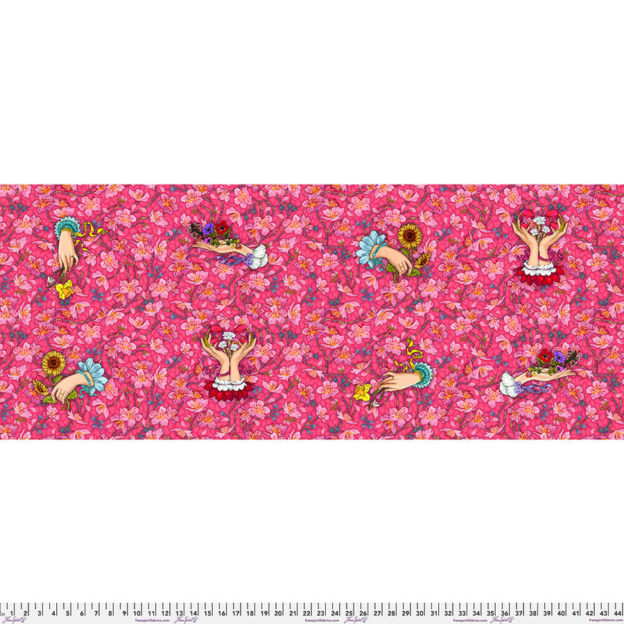 Say It with Flowers Rose -puuvillakangas, Language of Flowers -kokoelmasta, suunnittelija Odile Bailloeul, Free Spirit Fabrics, romanttinen kukkakuvio vaaleanpunaisella pohjalla.