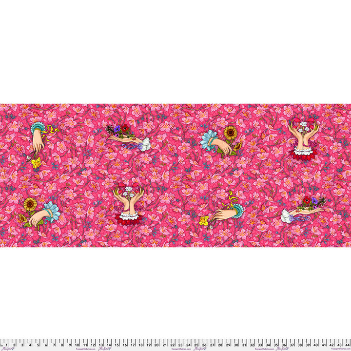 Say It with Flowers Rose -puuvillakangas, Language of Flowers -kokoelmasta, suunnittelija Odile Bailloeul, Free Spirit Fabrics, romanttinen kukkakuvio vaaleanpunaisella pohjalla.