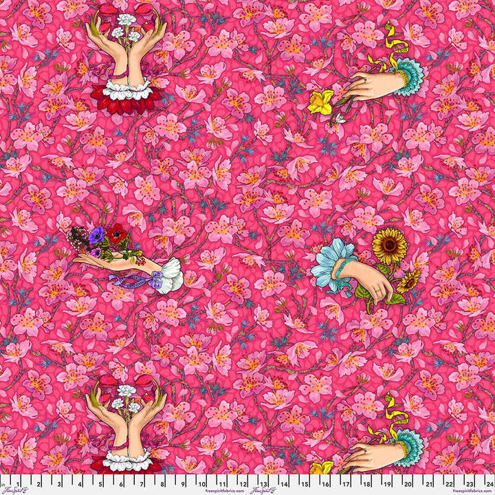 Say It with Flowers Rose -puuvillakangas, Language of Flowers -kokoelmasta, suunnittelija Odile Bailloeul, Free Spirit Fabrics, romanttinen kukkakuvio vaaleanpunaisella pohjalla.