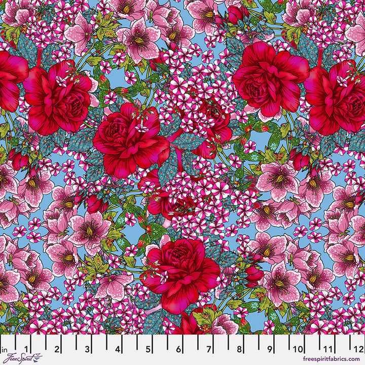 Flowers Under the Pergola Blue -puuvillakangas, Language of Flowers -kokoelmasta, suunnittelija Odile Bailloeul, Free Spirit Fabrics, romanttinen kukkakuvio sinisellä pohjalla.