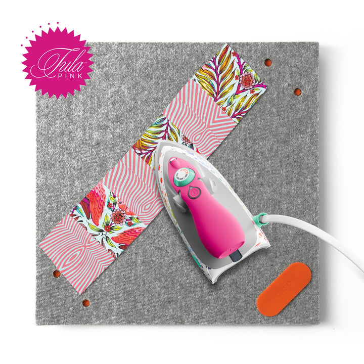 Oliso M3Pro Tula Pink mini höyrysilitysrauta kultakalakuviolla, tarkkuutta vaativiin projekteihin