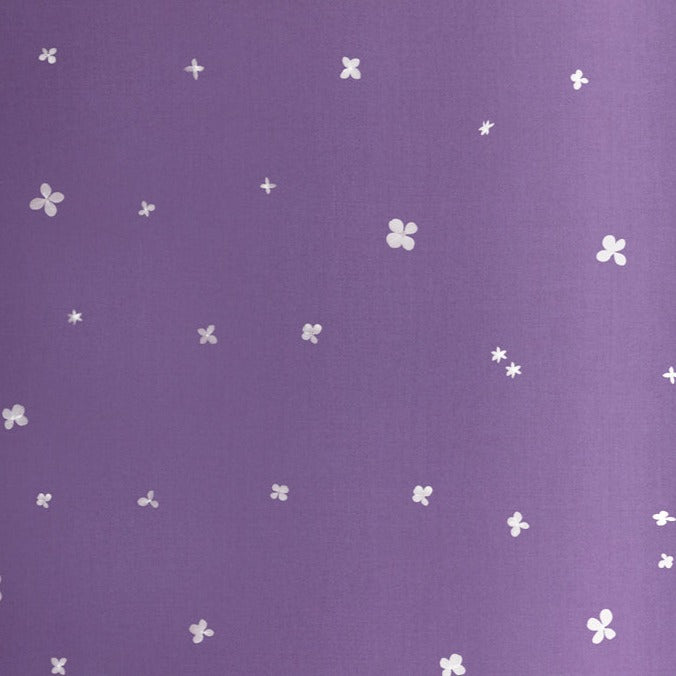 V&Co Ombre Bloom Aubergine 10870-224, violetti liukuväriinen puuvillakangas kukka- ja tähtikuvioinnilla