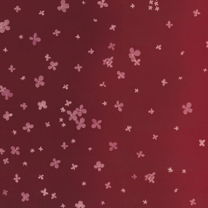 V&Co Ombre Bloom Burgundy 10870-317, tummanpunainen liukuvärinen puuvillakangas kukka- ja tähtikuvioinnilla