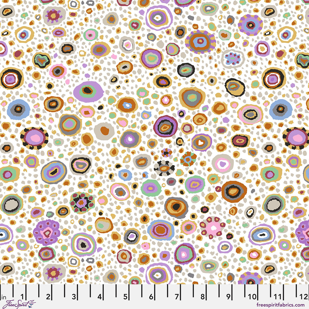 Kaffe Fassett Collective Roman Glass Neutral PWGP001.NEUTRAL puuvillakangas – luonnonvalkoinen pohja ja kirkkaat konsentriset ympyräkuviot vihreänä, lilana, oranssina.