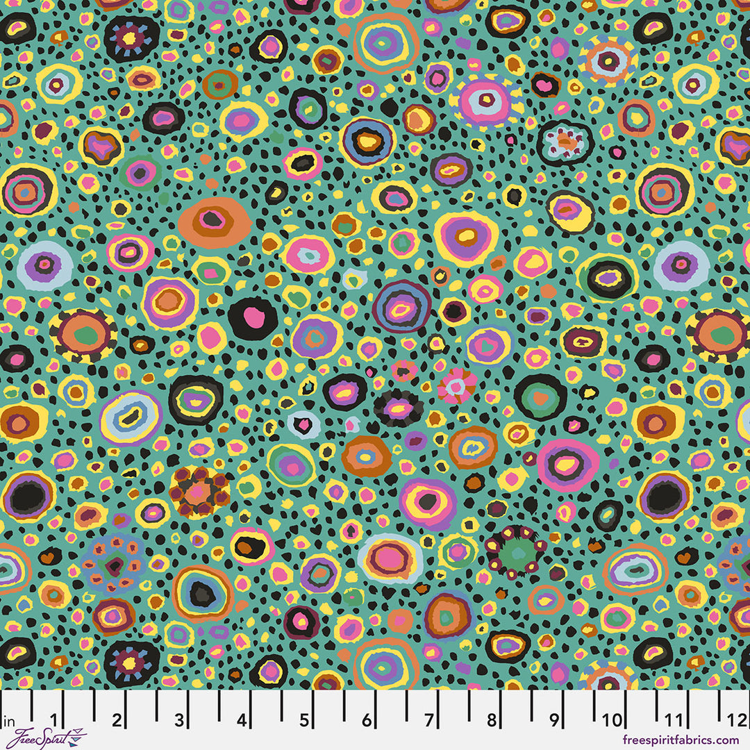 Kaffe Fassett Collective Roman Glass Teal PWGP001.TEAL puuvillakangas – luonnonvalkoinen pohja ja kirkkaat konsentriset ympyräkuviot vihreänä, lilana, oranssina.