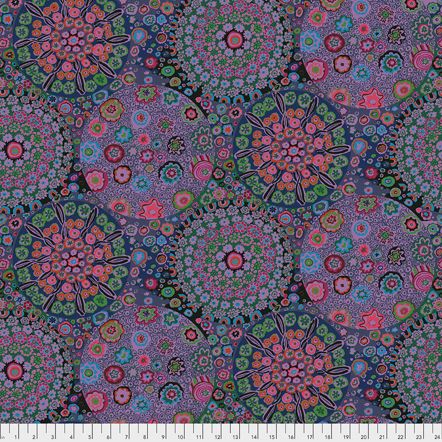 Lähikuva Kaffe Fassett Collectiven Millefiore Dusty PWGP092.DUSTY -puuvillakankaasta, jossa on yksityiskohtainen kukkakuviointi harmaan ja muiden sävyjen vivahteilla. Sopii täydellisesti tilkkutöihin ja ompeluun.