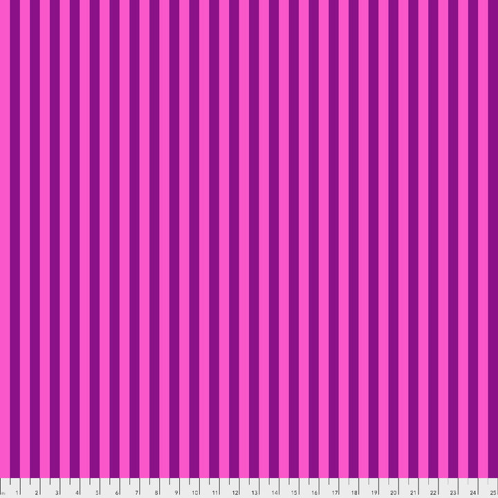 Tula Pink True Colors Tent Stripe Foxglow - pinkki/violettiraidallinen 100% puuvillakangas, jossa ½ tuuman raidat. Täydellinen kanttaukseen ja moderniin tilkkutöihin.