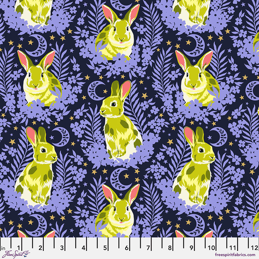 Tula Pink, Besties - Hop to It Metallic - Bluebell PWTP215.BLUEBELL puuvillakangas