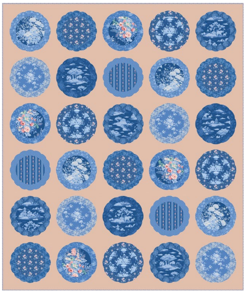 Tilda Something Blue Plate Collection -tilkkutyö, jossa sinivalkoiset lautaset ja kukkakuviot pölyisen persikalla taustalla.