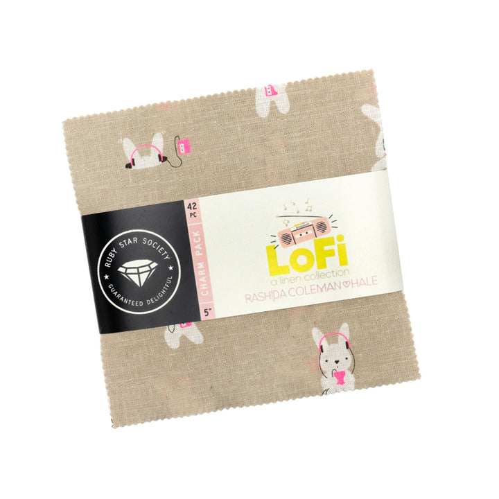 Ruby Star Society LoFi Linens Charm Pack RS1129PP – 42 puuvilla-pellava neliötä liila, sinapinkeltainen, vaaleanpunainen ja beige sävyissä, kuvioina kukkia, ruutuja, pilkkuja ja retronauhureita
