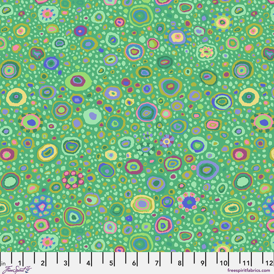 Kaffe Fassett Collective Roman Glass Emerald PWGP001.EMERA puuvillakangas – vihreä pohja ja kirkkaat konsentriset ympyräkuviot vihreänä, vaaleanpunaisena, oranssina ja tealina