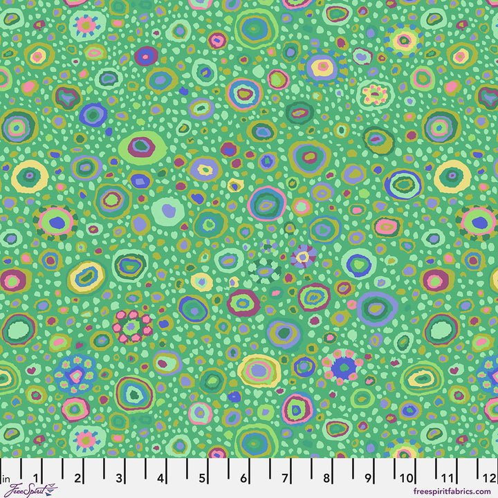 Kaffe Fassett Collective Roman Glass Emerald PWGP001.EMERA puuvillakangas – vihreä pohja ja kirkkaat konsentriset ympyräkuviot vihreänä, vaaleanpunaisena, oranssina ja tealina